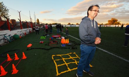 Gustavo Suarez entrego materiales deportivos a Club Petroleros